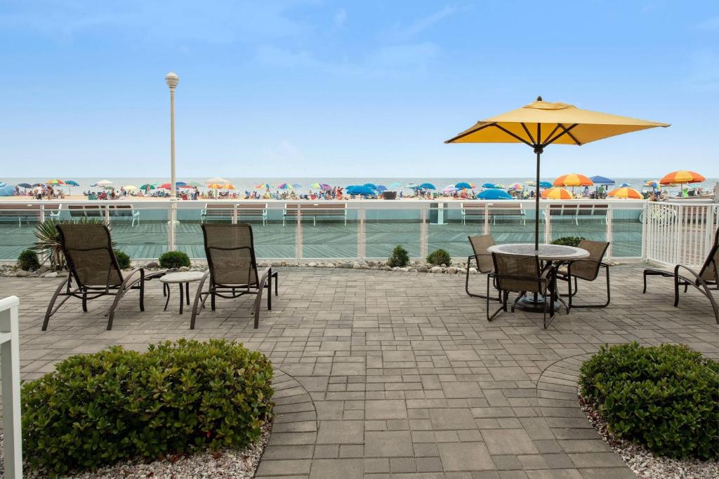 Courtyard by Marriott Ocean City Oceanfront - 两张大号床，木板路景，海滨，底楼