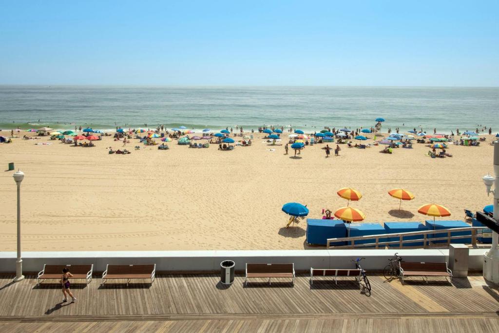 Courtyard by Marriott Ocean City Oceanfront - 皇后区有海滨和阳台 - 听力可访问