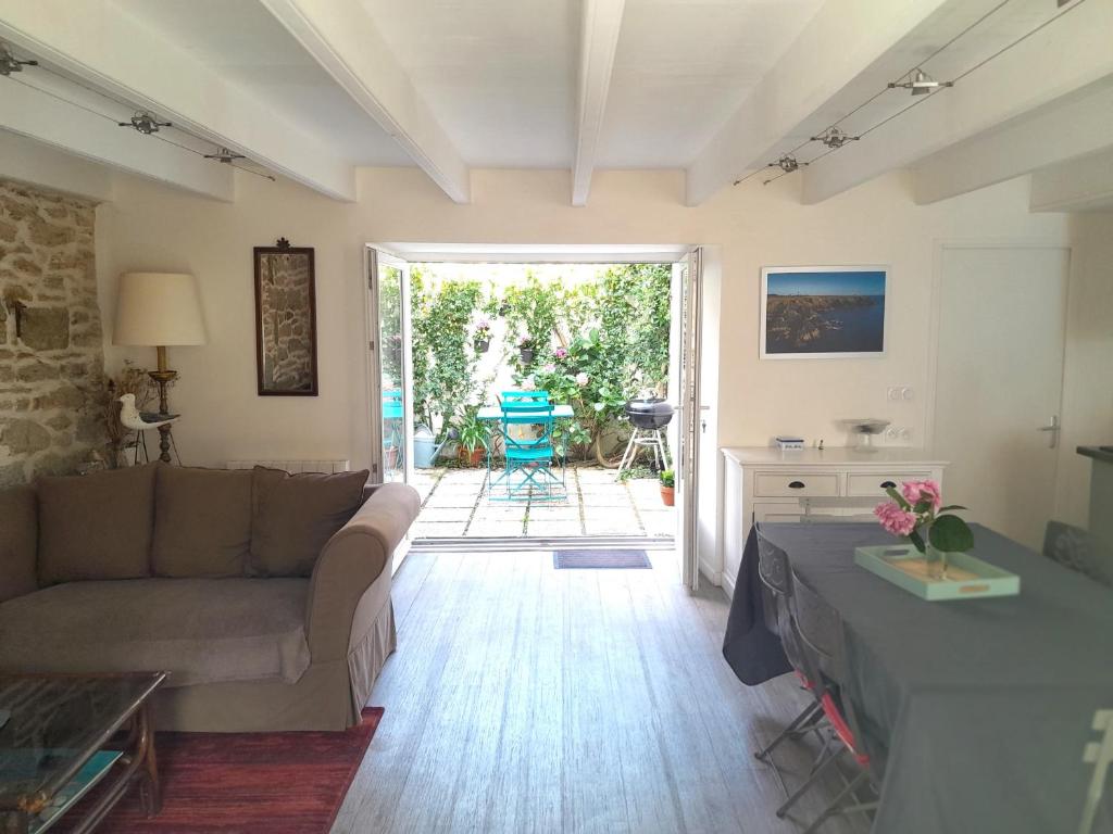 Photo de la galerie de l'établissement Maison rénovée centre bourg, 3 chambres, proche commerces - FR-1-813-11, à Groix