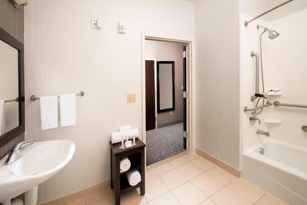 Koupelna v ubytování Courtyard by Marriott Tyler