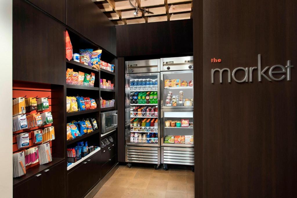 Supermarket nebo jiné obchody v  hotelu nebo okolí