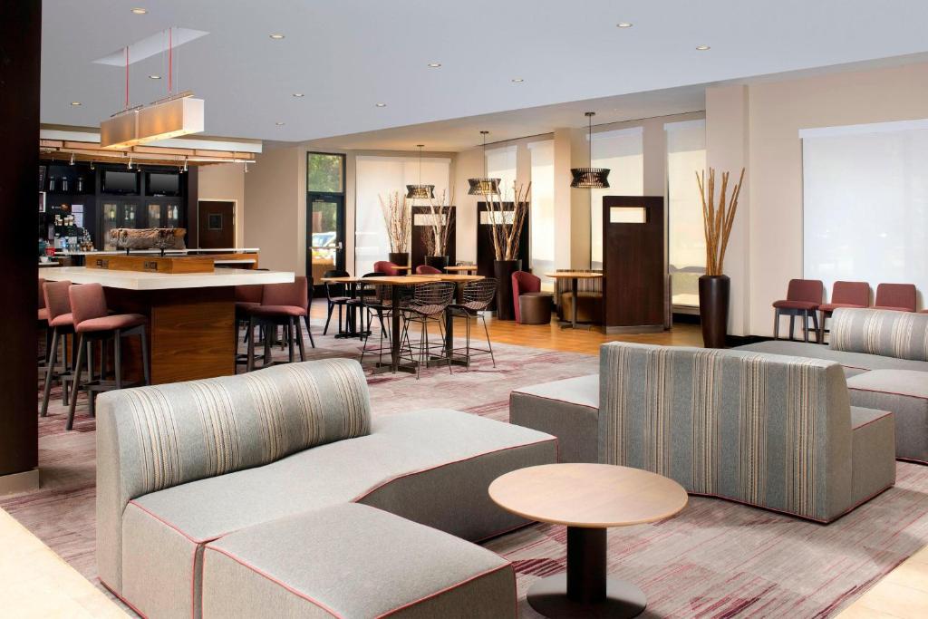 Posezení v ubytování Courtyard by Marriott Tyler