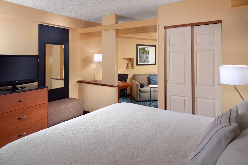 Fairfield Inn & Suites Clarksville - 行政特大号床间 - 带沙发床