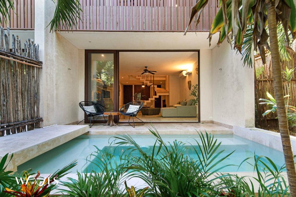 トゥルムにある2 Br. PH wPrivate Pool in Luxury Gated Communityの庭にスイミングプールがある家
