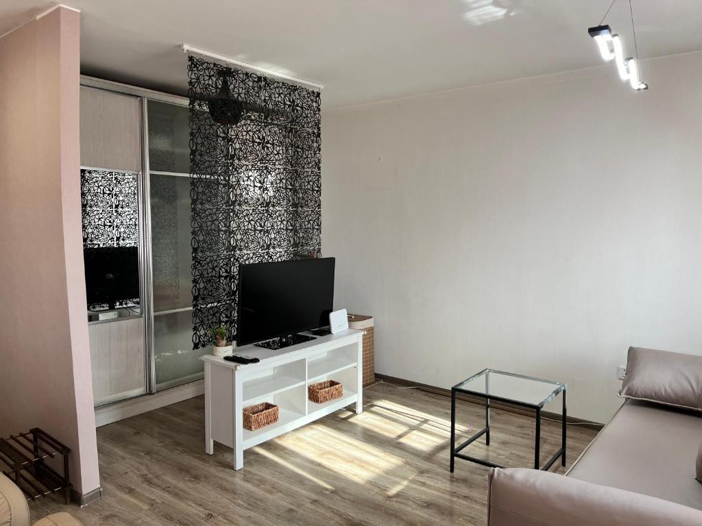 Un televizor și/sau centru de divertisment la Studio Apt In UB
