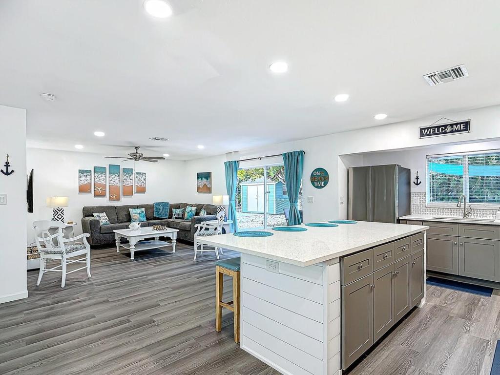 Køkken eller tekøkken på Bring Your Boat! Updated Home Close to 3 Beaches