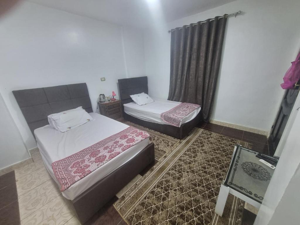 Postel nebo postele na pokoji v ubytování Happy pyramids inn Hotel