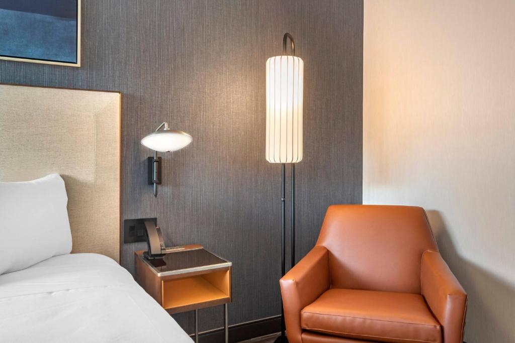 Postel nebo postele na pokoji v ubytování Courtyard by Marriott Washington, DC Dupont Circle