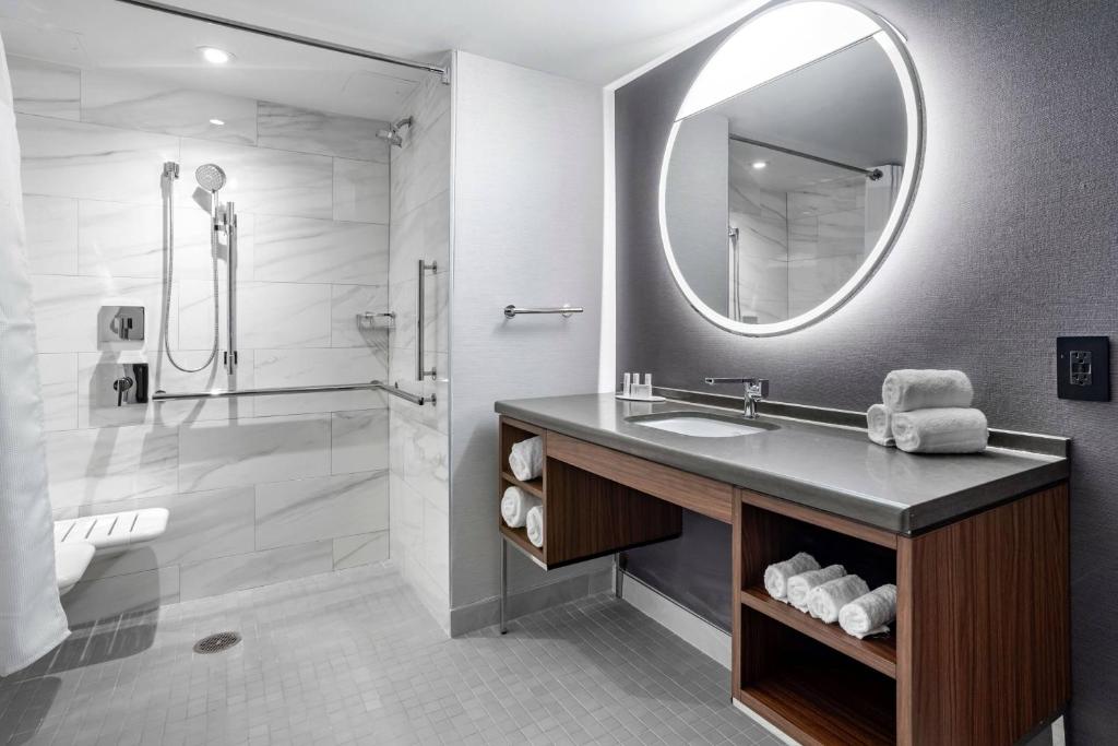 Koupelna v ubytování Courtyard by Marriott Washington, DC Dupont Circle
