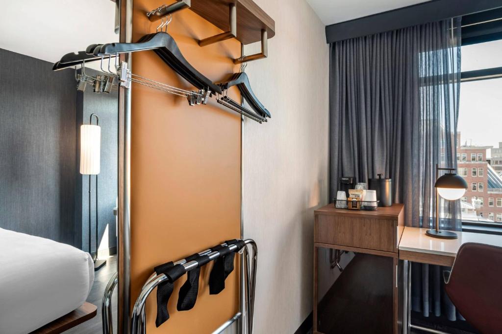 Postel nebo postele na pokoji v ubytování Courtyard by Marriott Washington, DC Dupont Circle
