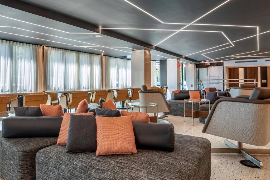 Posezení v ubytování Courtyard by Marriott Washington, DC Dupont Circle