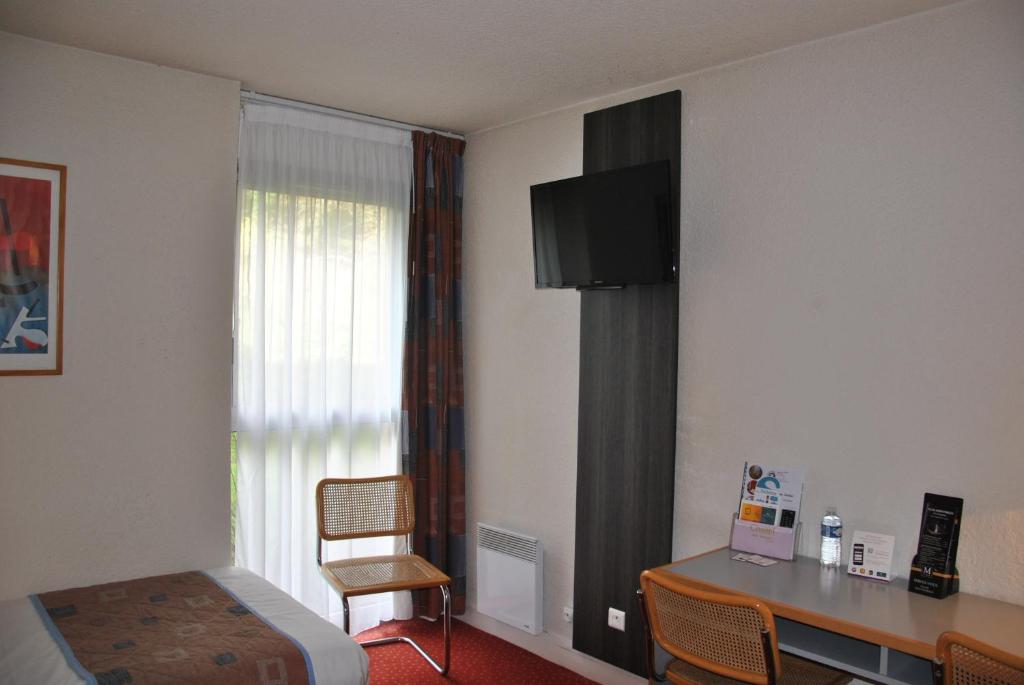 TV a/nebo společenská místnost v ubytování Hôtel Cositel, CIT'HOTEL Coutances