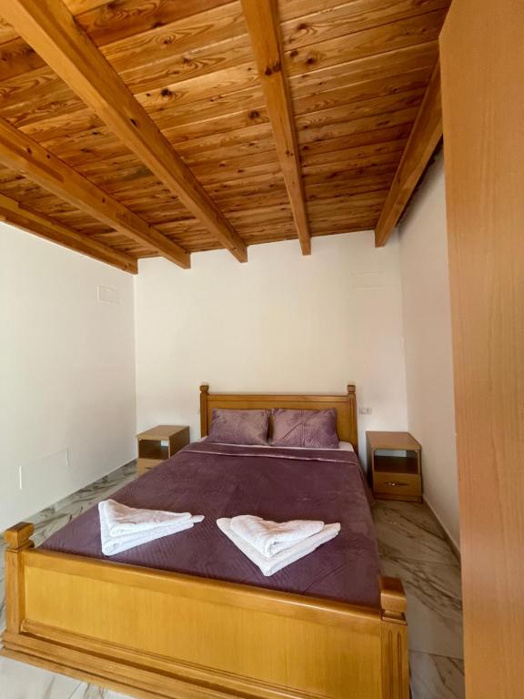 Postel nebo postele na pokoji v ubytování Thethi Paradise Hotel & Restaurant