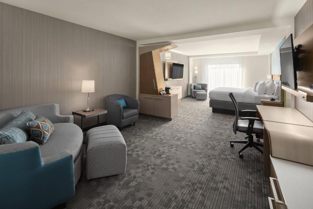TV a/nebo společenská místnost v ubytování Courtyard by Marriott Seattle Northgate