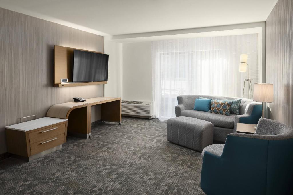 TV a/nebo společenská místnost v ubytování Courtyard by Marriott Seattle Northgate