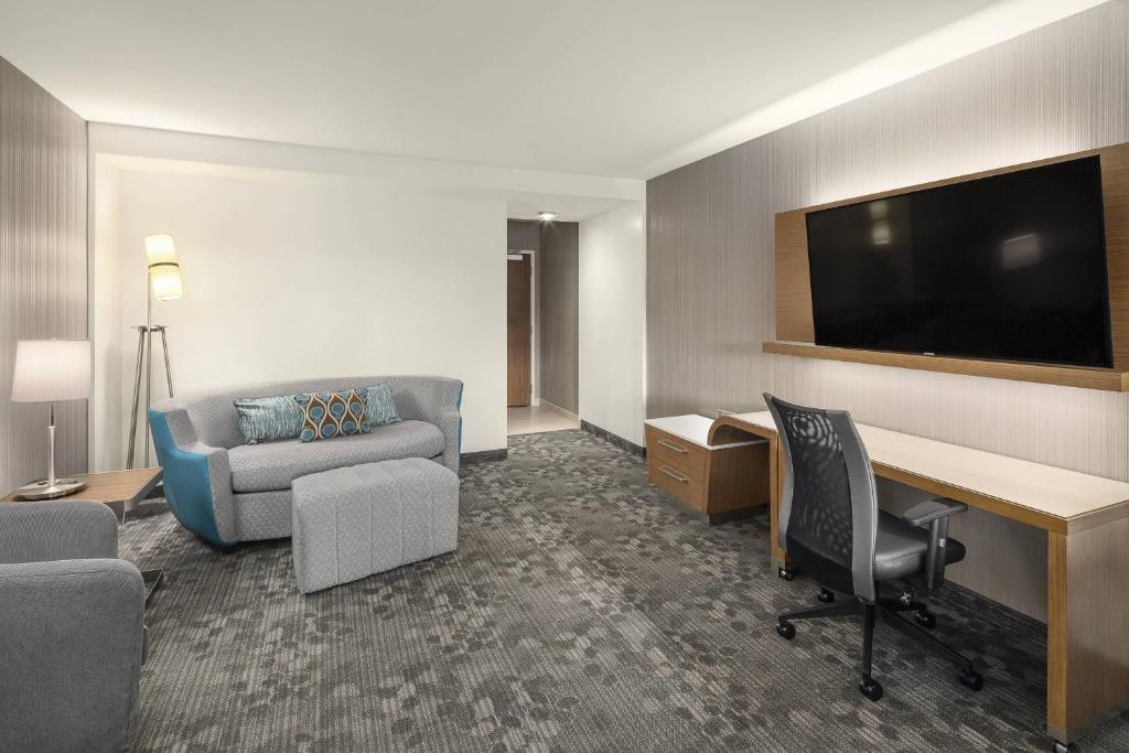 Posezení v ubytování Courtyard by Marriott Seattle Northgate