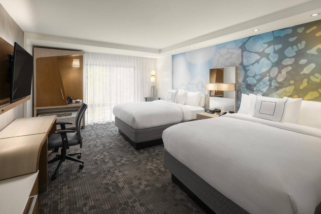 Postel nebo postele na pokoji v ubytování Courtyard by Marriott Seattle Northgate
