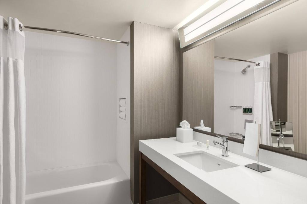 Koupelna v ubytování Courtyard by Marriott Seattle Northgate