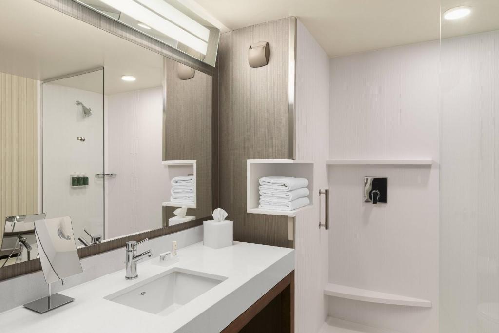Koupelna v ubytování Courtyard by Marriott Seattle Northgate