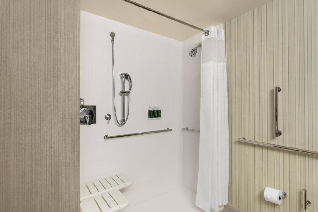 Koupelna v ubytování Courtyard by Marriott Seattle Northgate