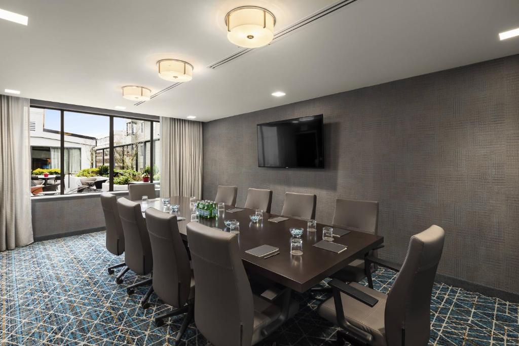 TV a/nebo společenská místnost v ubytování Courtyard by Marriott Seattle Northgate