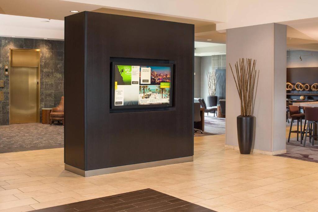 TV a/nebo společenská místnost v ubytování Courtyard by Marriott Seattle Federal Way
