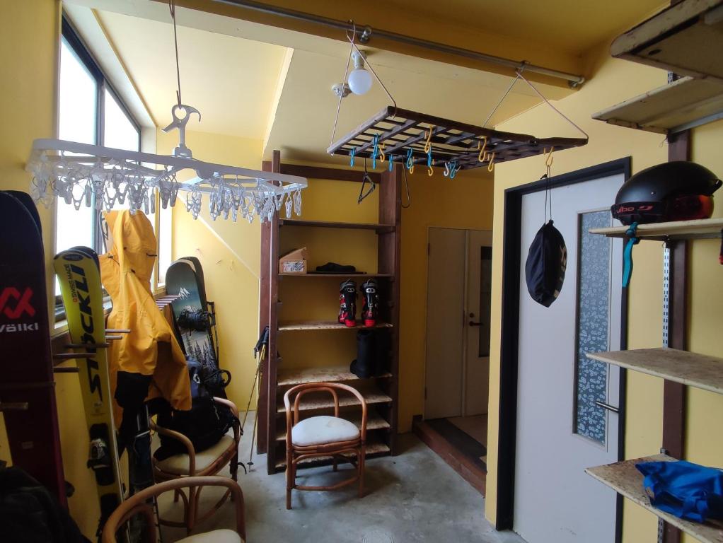 Palanda nebo palandy na pokoji v ubytování PEUF Lodge