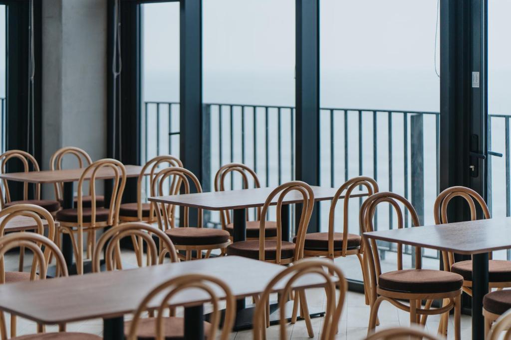 A restaurant or other place to eat at 緩慢大鵬灣