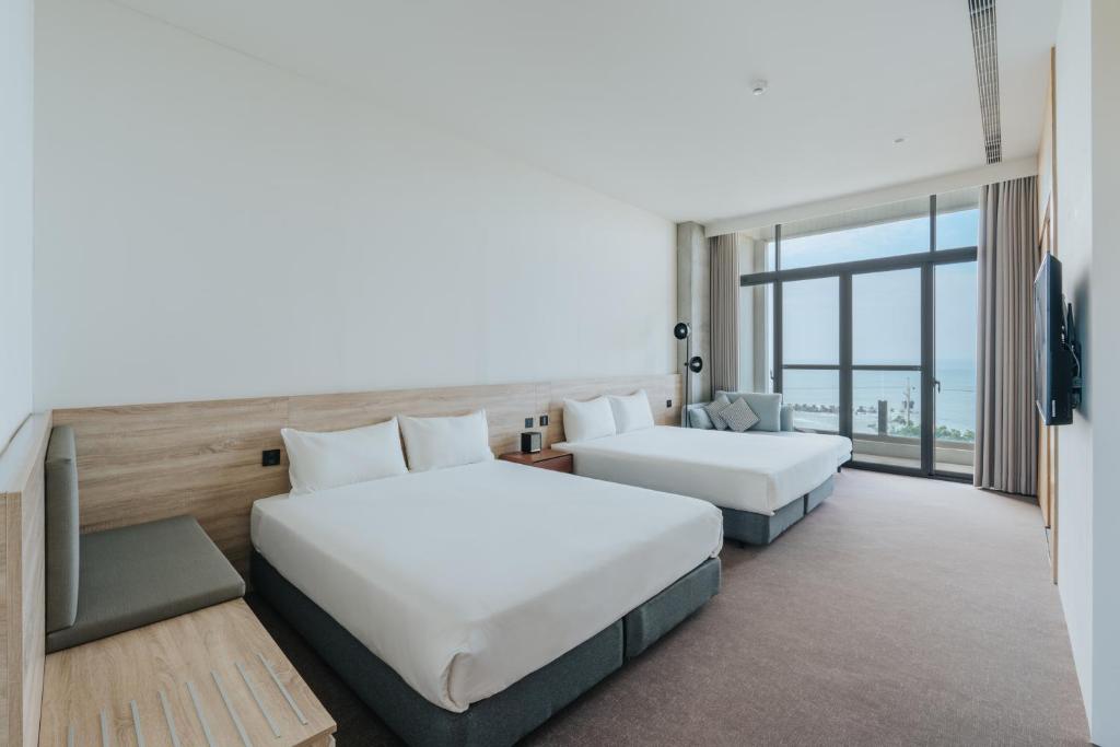 A bed or beds in a room at 緩慢大鵬灣