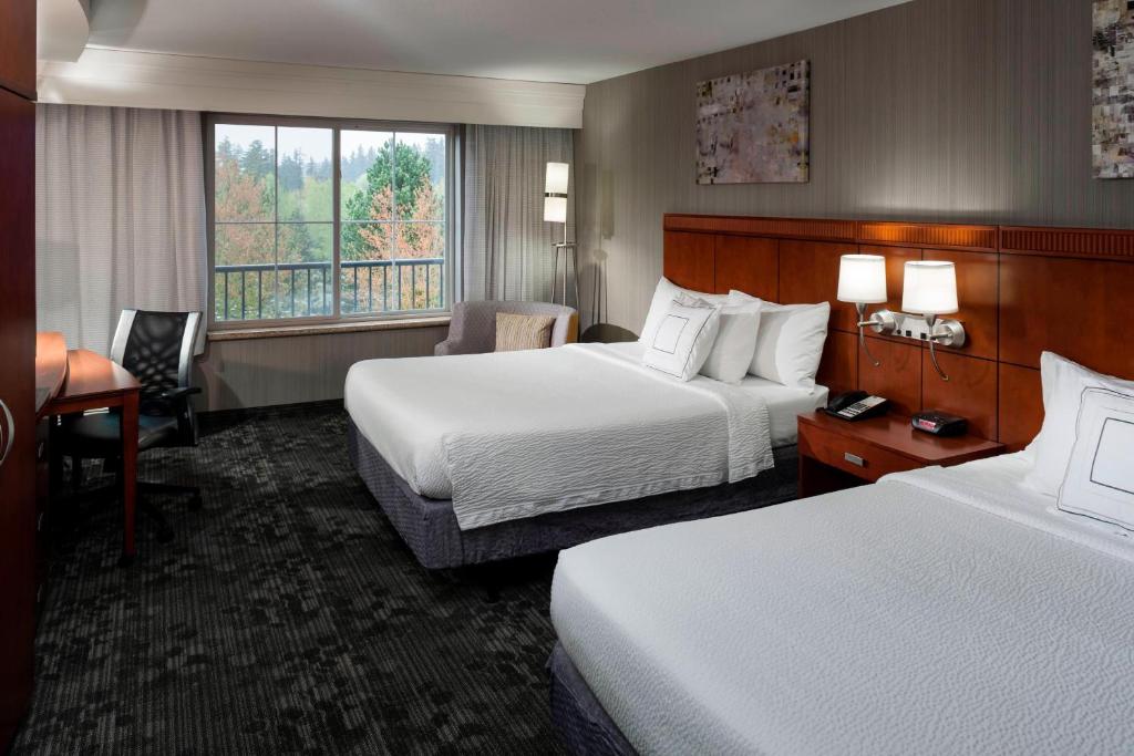 Postel nebo postele na pokoji v ubytování Courtyard by Marriott Seattle Kirkland
