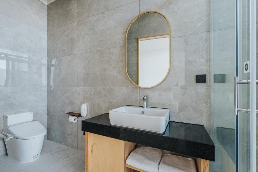 A bathroom at 緩慢大鵬灣