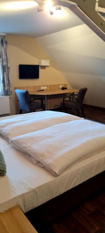 Postel nebo postele na pokoji v ubytování Hotel Pflug
