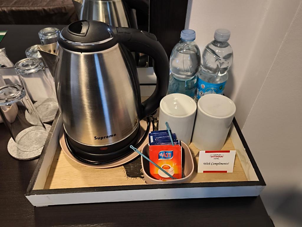 Příslušenství pro přípravu čaje a kávy v ubytování Hotel Ihtiman