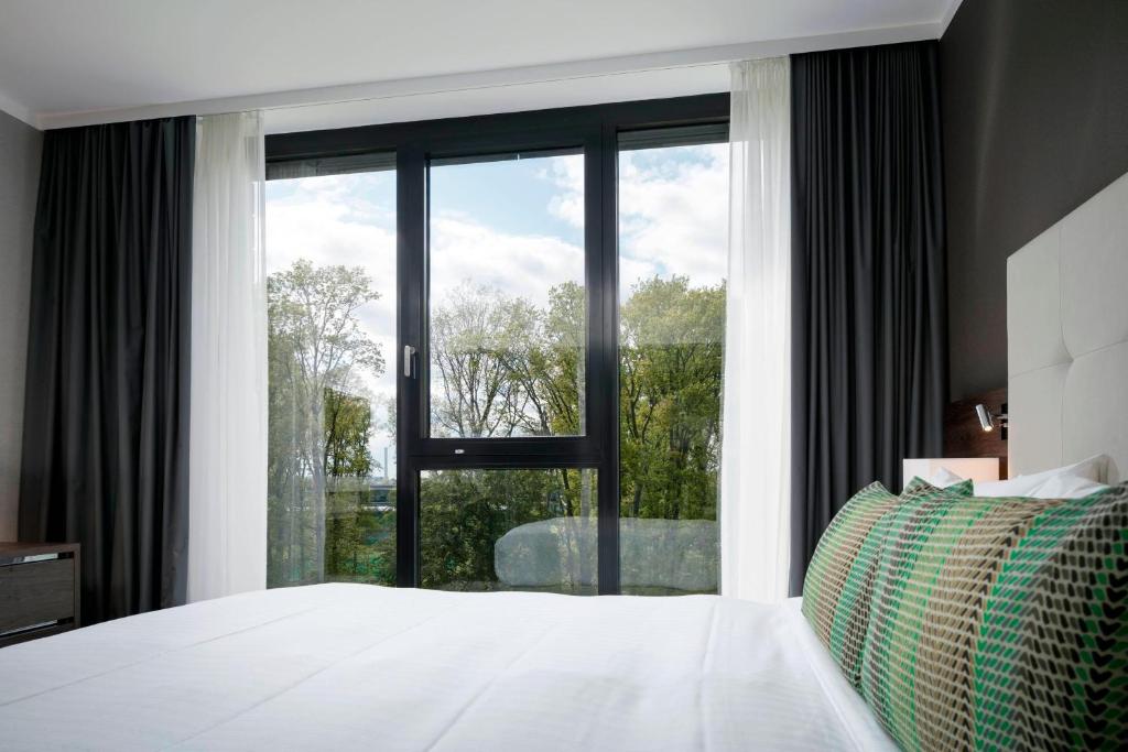 Postel nebo postele na pokoji v ubytování Courtyard by Marriott Wolfsburg