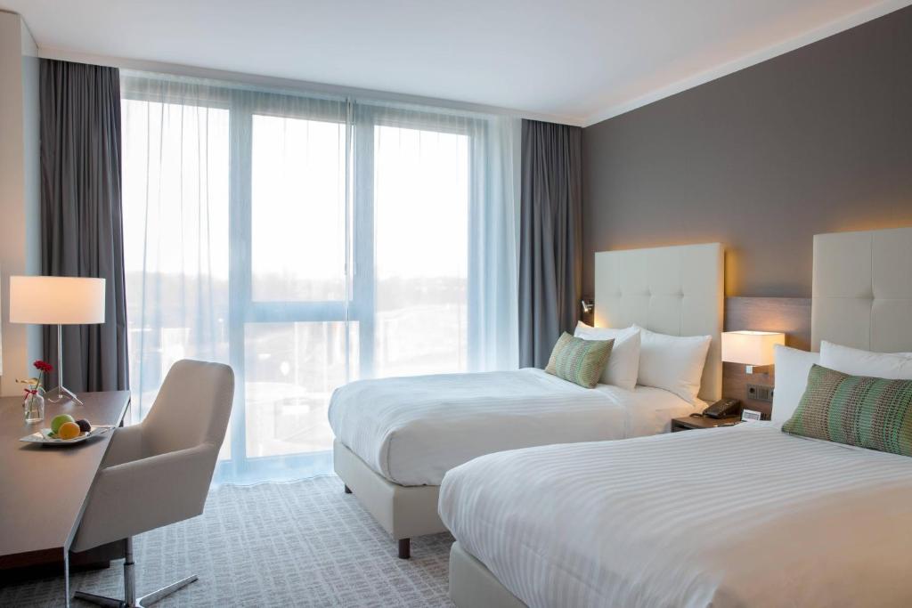 Postel nebo postele na pokoji v ubytování Courtyard by Marriott Wolfsburg