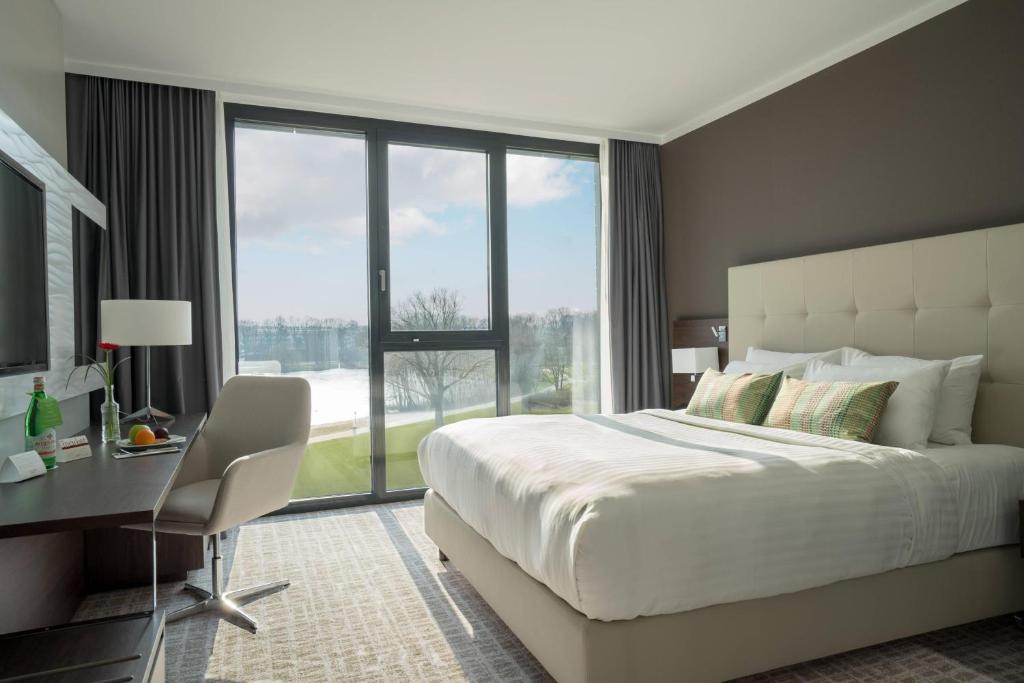 Postel nebo postele na pokoji v ubytování Courtyard by Marriott Wolfsburg