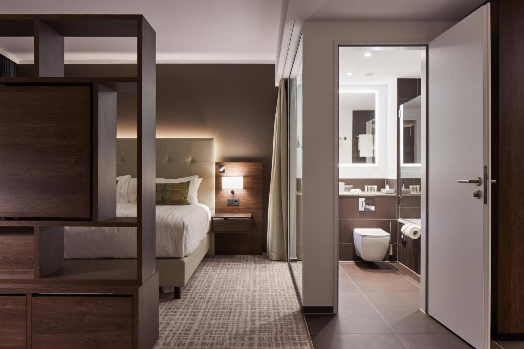 Postel nebo postele na pokoji v ubytování Courtyard by Marriott Wolfsburg