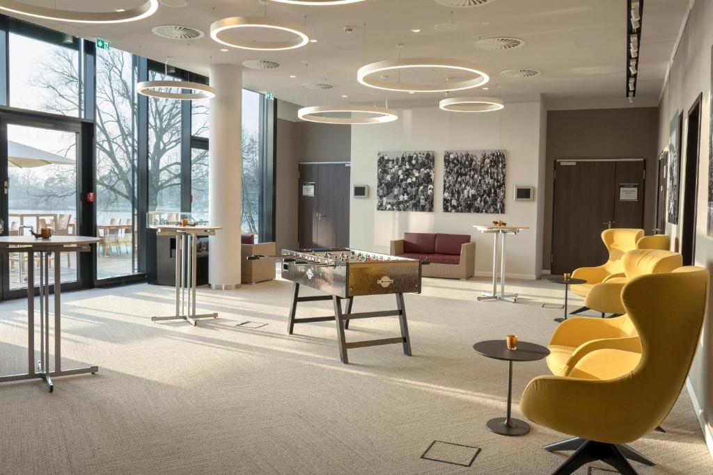 Posezení v ubytování Courtyard by Marriott Wolfsburg