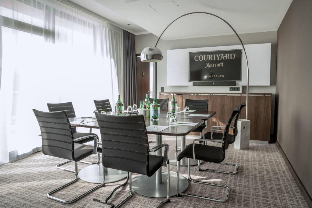 TV a/nebo společenská místnost v ubytování Courtyard by Marriott Wolfsburg