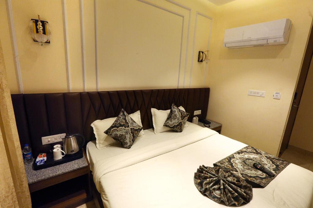 Postel nebo postele na pokoji v ubytování Hotel GC Grand Inn