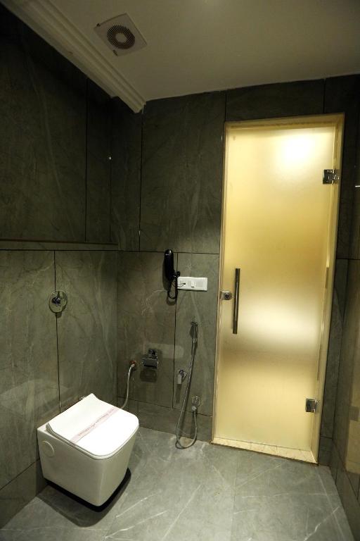 Koupelna v ubytování Hotel GC Grand Inn