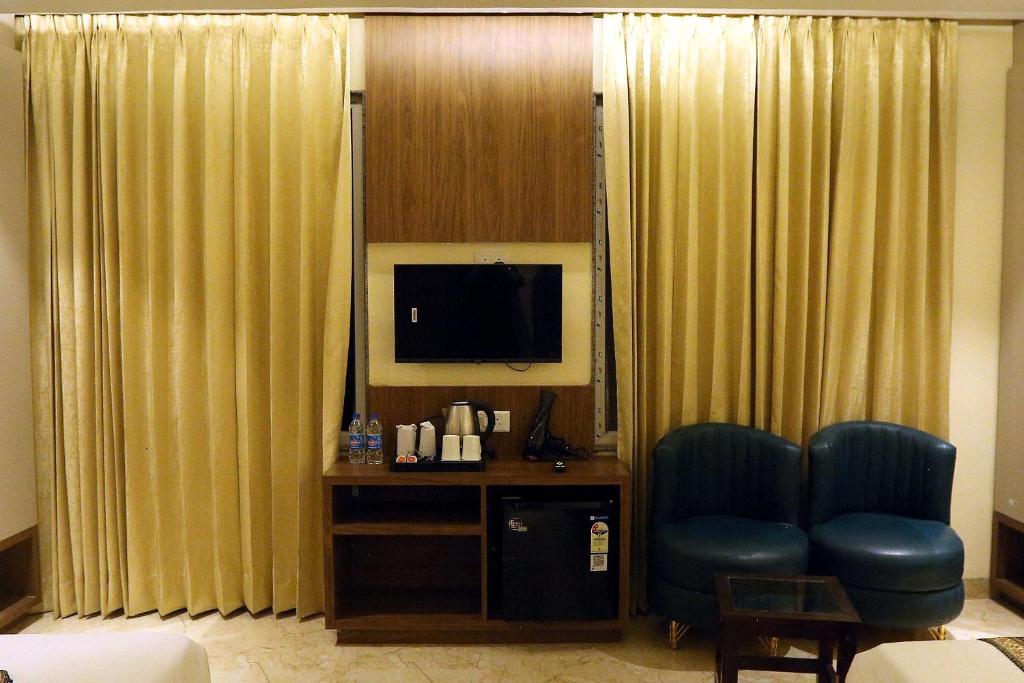 TV a/nebo společenská místnost v ubytování Hotel GC Grand Inn