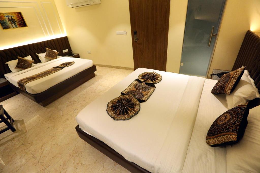 Postel nebo postele na pokoji v ubytování Hotel GC Grand Inn