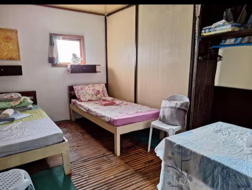 Postel nebo postele na pokoji v ubytování Barkada Aircon Room