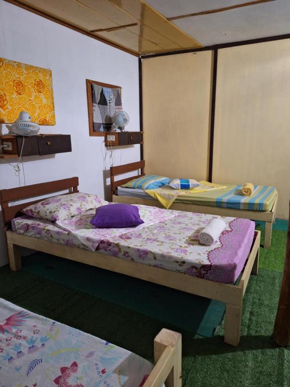 Postel nebo postele na pokoji v ubytování Barkada Aircon Room