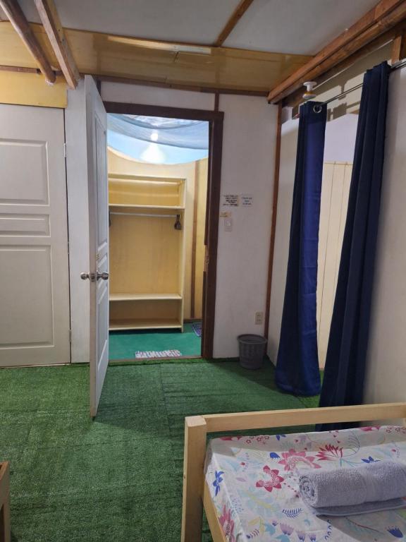 Postel nebo postele na pokoji v ubytování Barkada Aircon Room