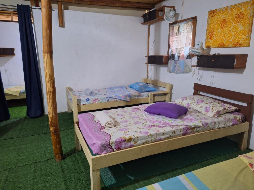 Postel nebo postele na pokoji v ubytování Barkada Aircon Room