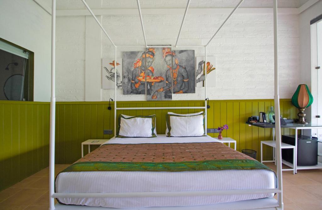 Postel nebo postele na pokoji v ubytování Amba Yaalu - Thema Collection "The first women-led hotel in Sri Lanka"