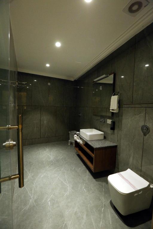 Koupelna v ubytování Hotel GC Grand Inn