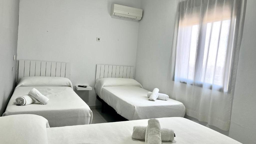 Postel nebo postele na pokoji v ubytování Hostal Carlos III